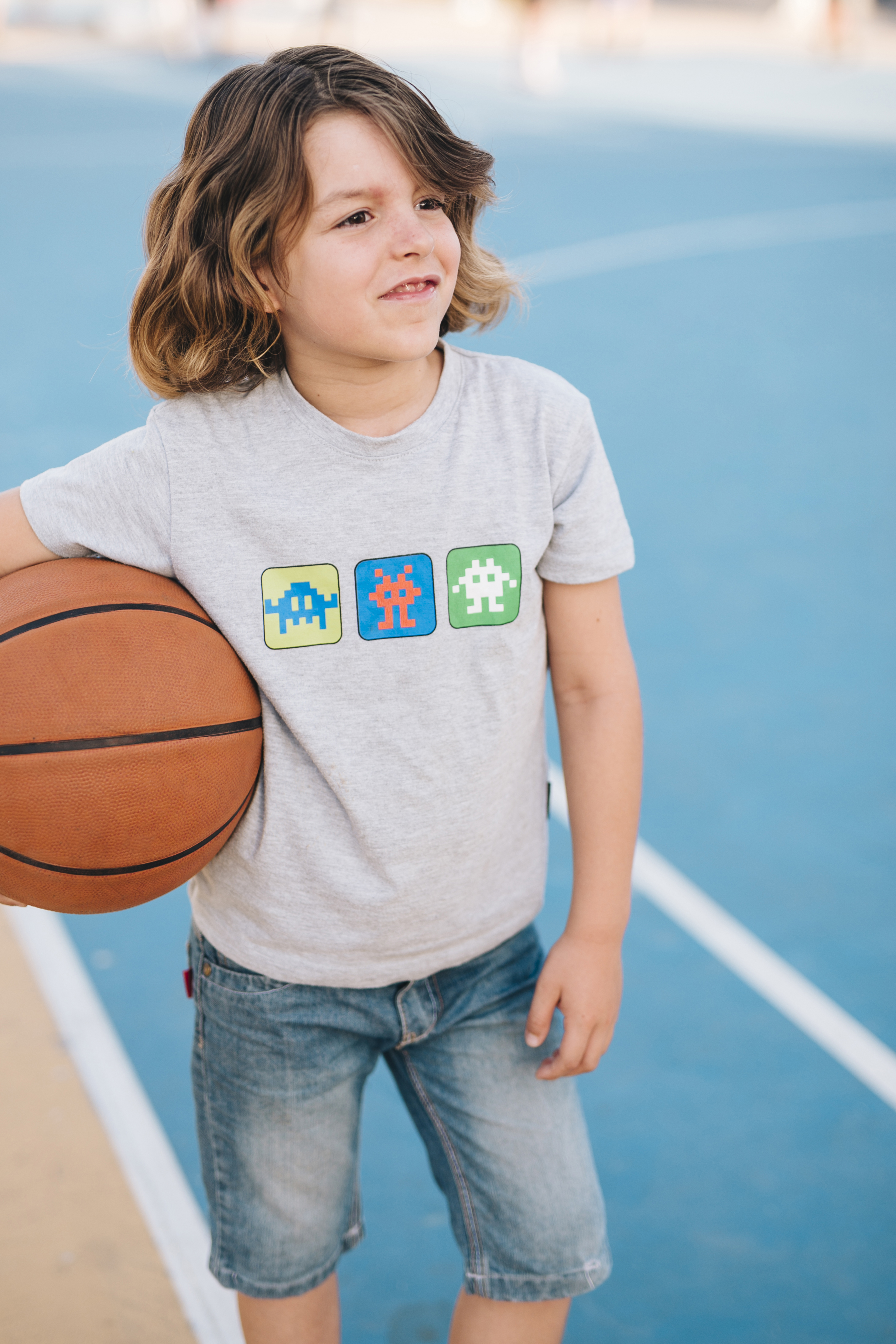 front-view-kid-with-basketball